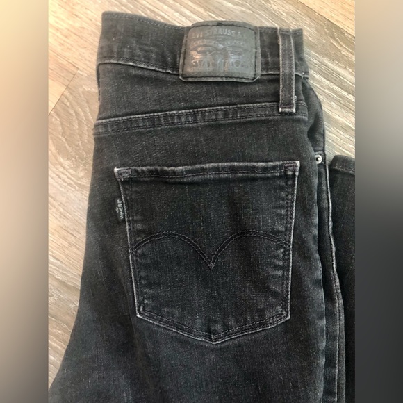 Levi’s Distressed Jeans - Picture 3 of 4